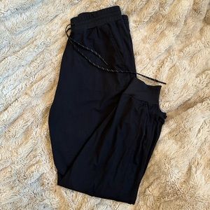 Zella black live in pocket joggers size m